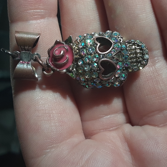 Betsey Johnson Skull and Hearts Pendant - Picture 1 of 13
